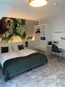 林茨ART-INN Design Self-Check-in-Hotel的一间卧室配有一张壁画床