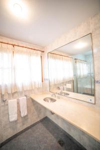 内乌肯El Prado的一间带水槽和大镜子的浴室