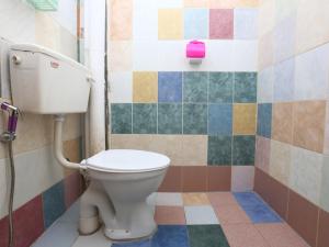 哥打巴鲁KB最佳三人家庭宾馆的浴室设有卫生间和彩色瓷砖。