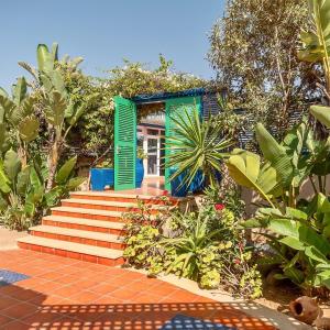 米勒福特Mimid Dunes Beach的花园内带绿色百叶窗和楼梯的房屋