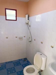 三百岭The An Ant บ้านพัก&โฮมสเตย์的一间带卫生间和水槽的浴室