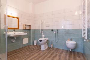 拉努塞伊Locanda Sighimi的浴室配有卫生间、盥洗盆和淋浴。