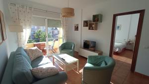 伊斯兰蒂拉Apartamento en Islantilla Golf的客厅配有沙发和两把椅子