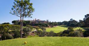 伊斯兰蒂拉Apartamento en Islantilla Golf的房子前面草地上的高尔夫球