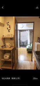 东京桜宿-ダブルベッドの小さなガーデンルーム的厨房设有通往客厅的门。