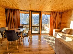 卡兹贝吉Cottage Caucasus的客厅配有桌椅和沙发