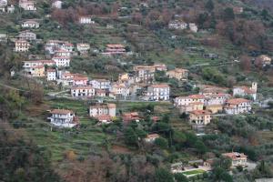 蒙蒂尼奥索Mari & Monti的山丘上的小村庄,有房子