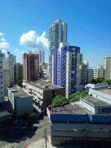 维多利亚Apartamento bairro Praia do Canto na Reta da Penha的享有城市和高楼的景色