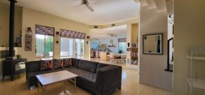 Giv'at Yo'avAviv Beautiful Villa, 5 BR, Golan Heights的客厅配有沙发和桌子