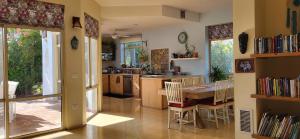 Giv'at Yo'avAviv Beautiful Villa, 5 BR, Golan Heights的一间带桌椅的厨房和一间用餐室