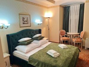 克拉科夫Great Polonia Kraków Old Town的酒店客房,配有带两条毛巾的床