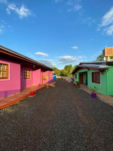 Puerto EsperanzaCabañas Aranderay的碎石路上一排色彩缤纷的房屋