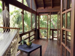 桑迪湾Tropical Treehouse的树屋的门廊,带吊床
