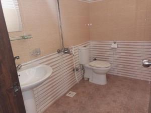 卡拉奇Karachi Guest House & Couple Hotel的一间带卫生间和水槽的浴室