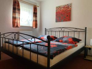 盖辛Ferienwohnung Grieser的一间卧室配有带枕头的黑色床和窗户。