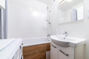比得哥什Apartament Gersona 4的白色的浴室设有水槽和镜子