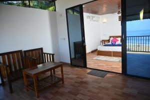 阿贡达Madhu Huts Agonda的客房设有带一张床和一张桌子的卧室
