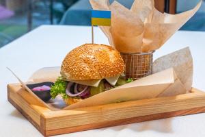 布克维Milana的汉堡包在木托盘里,上面有旗帜