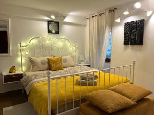 科托尔HealthyStudio512 Apartments的一间卧室配有一张黄色床罩的床