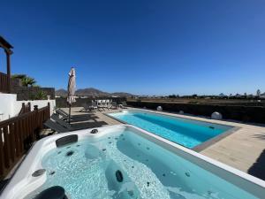 普拉亚布兰卡Villa Little Star的一个带热水浴缸的大型游泳池
