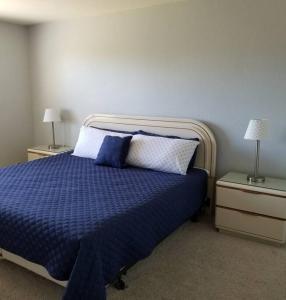 斯科茨Entire 2 level townhouse in Old Town Scottsdale!的一间卧室配有蓝色的床和2个床头柜