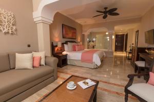 艾库玛尔格兰德帕拉迪尔姆白沙Spa全包度假酒店的酒店客房,配有床和沙发