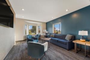 HighlandNY高地速8酒店的客厅配有沙发和椅子