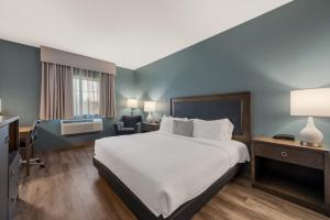 HighlandNY高地速8酒店的酒店客房带一张大床和一把椅子