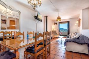 卡皮雷拉Apartamento Casa Manuela en Capileira - Alpujarra的客厅配有桌椅和沙发