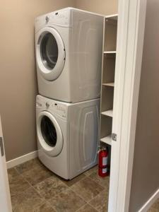 里贾纳NairaVilla: upscale accommodation for groups的客房内的洗衣机和烘干机