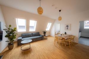 帕绍BONNYSTAY Passau Downtown - mitten in der Altstadt Passau`s的客厅配有沙发和桌子