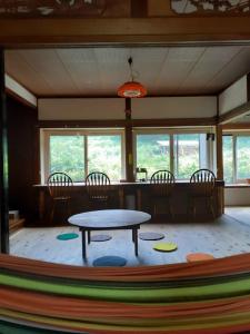 青森Tanehachi Farm Guesthouse - Vacation STAY 29709v的客房设有桌椅和窗户。