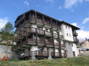 欧苏瓦Appartement Aussois, 3 pièces, 6 personnes - FR-1-508-5的旁边带阳台的建筑