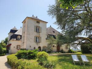 Saint-Bazile-de-MeyssacMaison d'amis du Manoir de Saint-Bazile的前面有两把草坪椅的房子