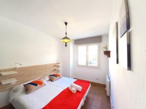 莫纳奇尔Plaza Andalucía Edificio Salvia 2-6 pax的一间小卧室,配有一张床和一条红色毯子