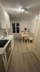 海利根舒文迪Schwendi-Blueme的白色的厨房配有桌子和用餐室
