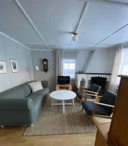 坎德施泰格Familienferien im Chalet Bärgli Kandersteg的客厅配有沙发和桌子