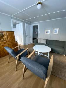 坎德施泰格Familienferien im Chalet Bärgli Kandersteg的客厅配有沙发和桌椅