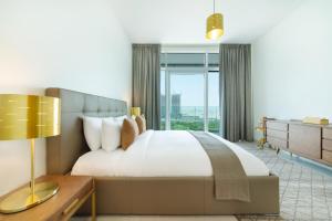 迪拜Maison Privee - Superb 1BR apartment overlooking Zabeel Park and Dubai Frame的一间卧室设有一张大床和一个大窗户