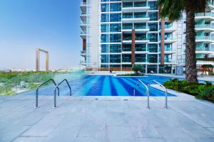 迪拜Maison Privee - Superb 1BR apartment overlooking Zabeel Park and Dubai Frame的一座建筑物中央的游泳池