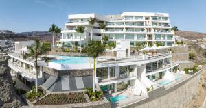 波多黎各Grand Horizon Luxury Boutique Apartments的享有带游泳池的建筑的空中景致