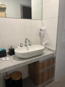布宜诺斯艾利斯Apartamento 2 Ambientes - Moderno totalmente Amoblado的浴室设有白色水槽和镜子