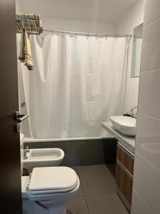 布宜诺斯艾利斯Apartamento 2 Ambientes - Moderno totalmente Amoblado的浴室配有白色的浴帘和卫生间