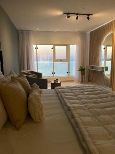恩卡纳西翁25 homeApart的一间卧室设有一张大床,享有海景