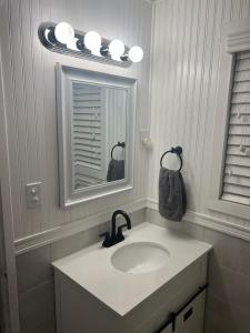 拉米萨Casa de Taft的一间带水槽和镜子的浴室