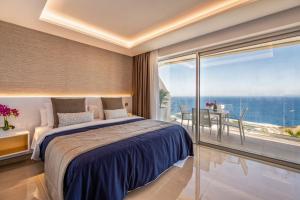 波多黎各Grand Horizon Luxury Boutique Apartments的一间卧室配有一张床,享有海景
