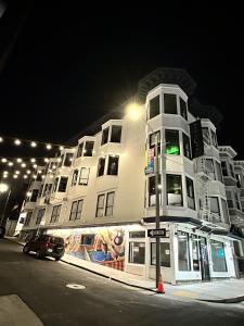 旧金山Chapter San Francisco的前面有路灯的高大的白色建筑