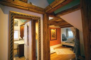 加格瑙Ferienwohnung Ambiente的客房设有木梁和浴室。