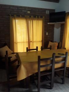 梅洛La Loma Resort的餐桌和椅子,带黄色窗帘