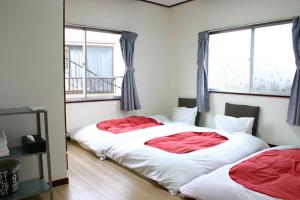 阿扎格瓦RETRO retro - Vacation STAY 03865v的带2扇窗户的客房内的2张床